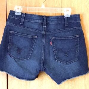 Levi’s size 6 fringe raw hem stretch denim blue jean shorts 4” inseam EUC